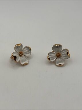 Vintage trifari gold tone white enamel clove clip earrings